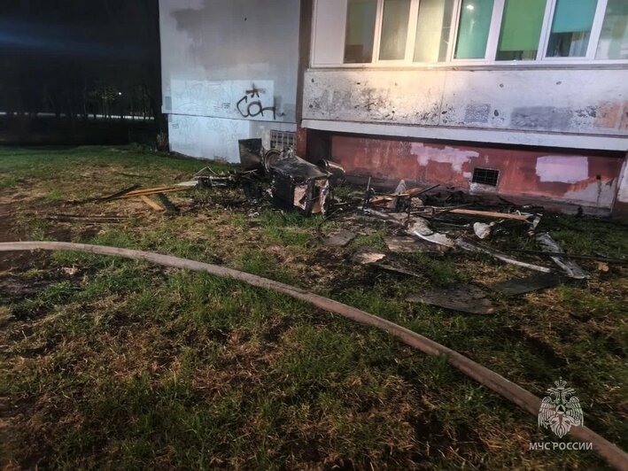 В Калининграде на Ефремова загорелась комната в высотке, из здания эвакуировали 48 человек (фото) - Новости Калининграда | Фото: канал управления МЧС России по Калининградской области / Макс