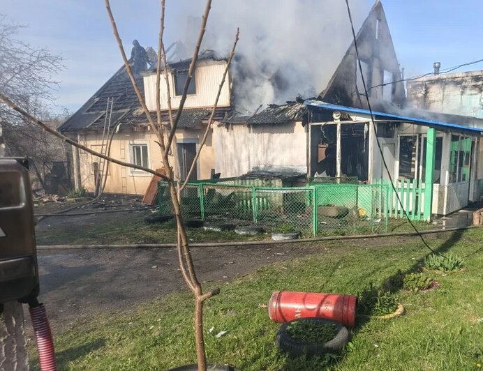 В Гвардейском округе сгорела крыша дома, в котором жили несколько семей (фото, видео)   - Новости Калининграда | Фото: пресс-служба ГУ МЧС по Калининградской области