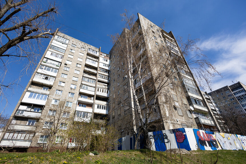 Жители дома на Московского проспекте, 68, считают, что властям ничего не мешает разобрать 70-й дом без выселения соседей. | Фото: Александр Подгорчук