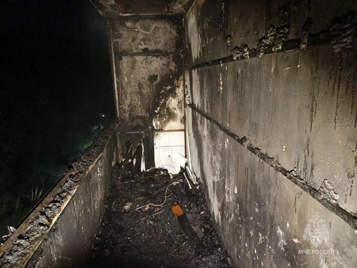 В Калининграде на Ефремова загорелась комната в высотке, из здания эвакуировали 48 человек (фото) - Новости Калининграда | Фото: канал управления МЧС России по Калининградской области / Макс