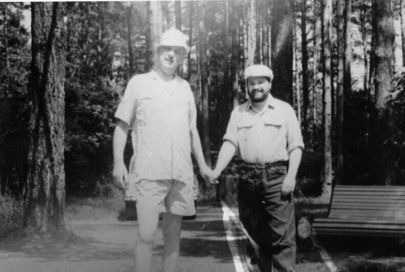 На этих фото Юлиан Семёнов с Андреем Тарковским, Сергеем Михалковым, Карлом Вольфом и другом юности Евгением Примаковым  | Фото: архив героя публикации