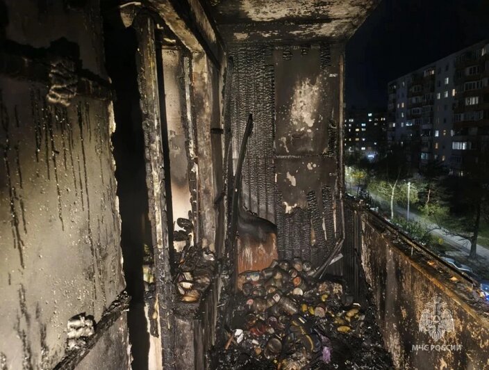 В Калининграде на Ефремова загорелась комната в высотке, из здания эвакуировали 48 человек (фото) - Новости Калининграда | Фото: канал управления МЧС России по Калининградской области / Макс