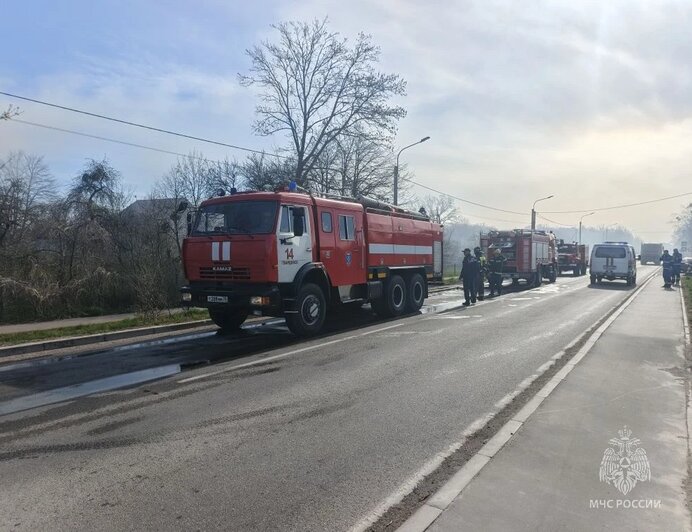 В Гвардейском округе сгорела крыша дома, в котором жили несколько семей (фото, видео)   - Новости Калининграда | Фото: пресс-служба ГУ МЧС по Калининградской области