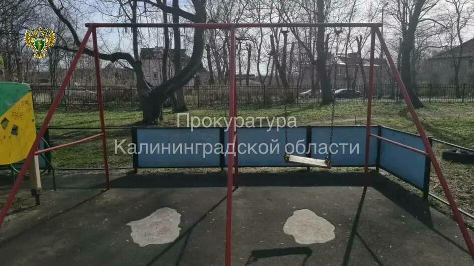В Балтийске пришли в негодность качели в парке, благоустройство которого завершили два года назад (фото) - Новости Калининграда | Фото: канал прокуратуры Калининградской области / Телеграм