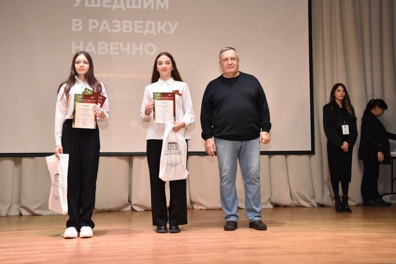 Призёры конкурса слева направо: Мария Агапова и Анастасия Воробьёвская