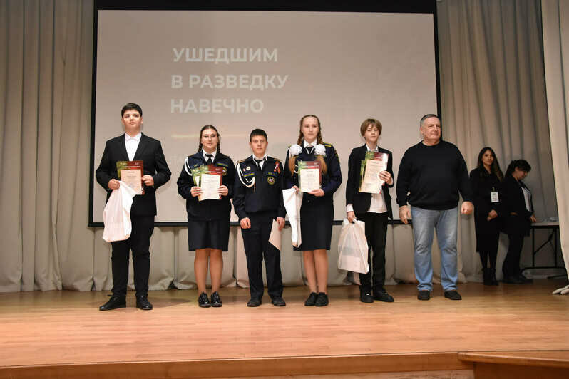 Призёры конкурса слева направо: Дмитрий Храмцов, Варвара Подкорытова, Артём Мозин, Альбина Кондраченко и Ростислав Кленовый