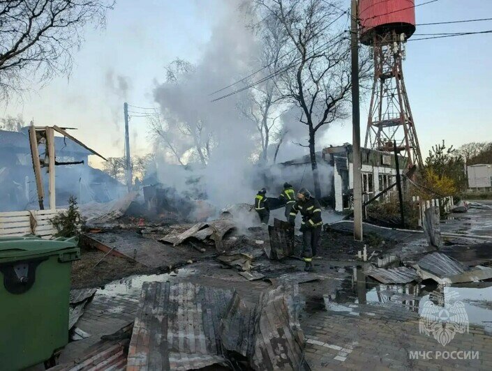 Открытое горение было на площади 500 квадратных метров: пожарные продолжают тушить кафе на Куршской косе - Новости Калининграда | Фото: пресс-служба МЧС по Калининградской области