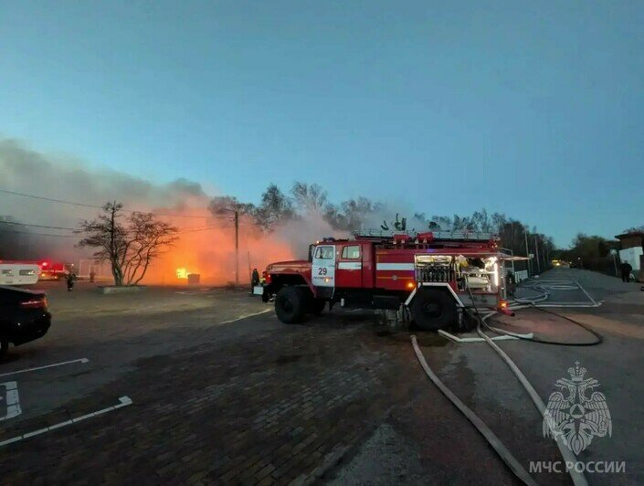 Открытое горение было на площади 500 квадратных метров: пожарные продолжают тушить кафе на Куршской косе - Новости Калининграда | Фото: пресс-служба МЧС по Калининградской области