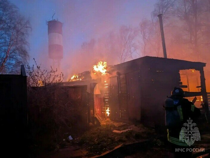 Открытое горение было на площади 500 квадратных метров: пожарные продолжают тушить кафе на Куршской косе - Новости Калининграда | Фото: пресс-служба МЧС по Калининградской области