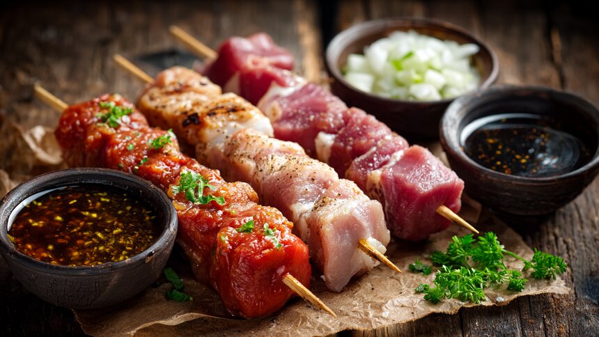 Мясо буквально тает во рту: 3 способа вкусно замариновать свинину для сочного шашлыка - Новости Калининграда | Иллюстрация: Ксения Александрова / «Клопс»