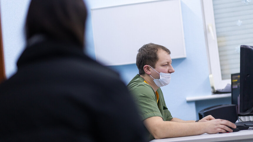 Путин поручил сократить бумажную работу для врачей и учителей - Новости Калининграда | Фото: Александр Подгорчук / Архив «Клопс»