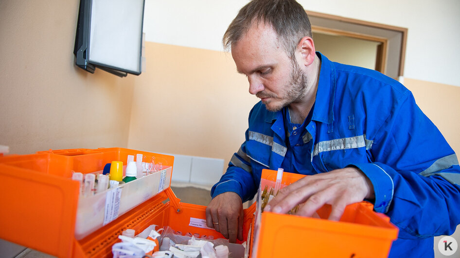 Сердце меж двумя ритмами: калининградский фельдшер — о странных вызовах, спасённых пациентах и рок-музыке (фото)    - Новости Калининграда | Фото: Александр Подгорчук / «Клопс»