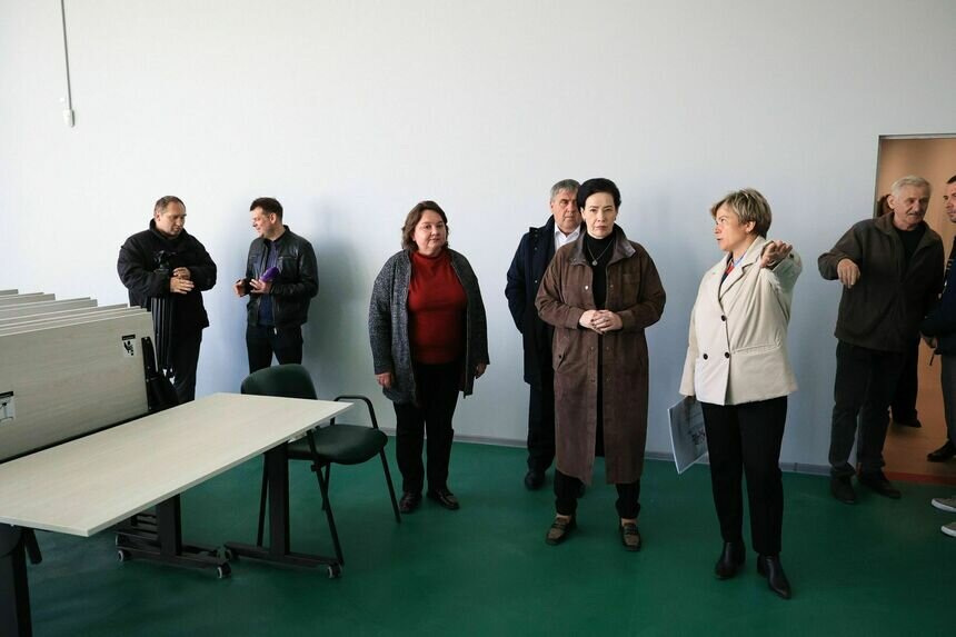 Глава администрации Елена Дятлова проинспектировала ход работ на спортивных объектах | Фото: Игорь Котов