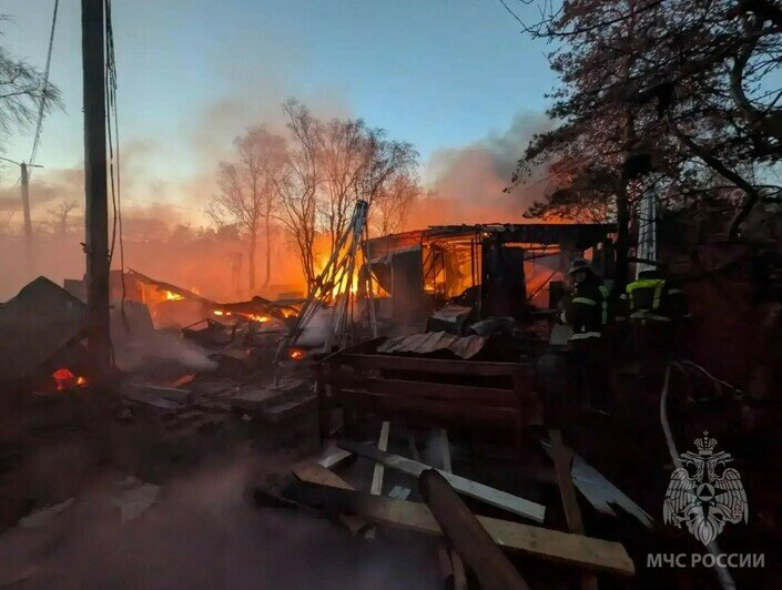 Открытое горение было на площади 500 квадратных метров: пожарные продолжают тушить кафе на Куршской косе - Новости Калининграда | Фото: пресс-служба МЧС по Калининградской области