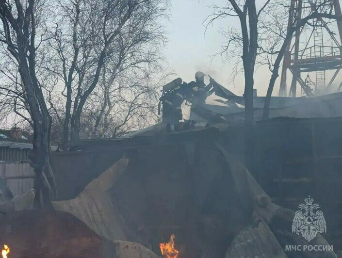 Открытое горение было на площади 500 квадратных метров: пожарные продолжают тушить кафе на Куршской косе - Новости Калининграда | Фото: пресс-служба МЧС по Калининградской области