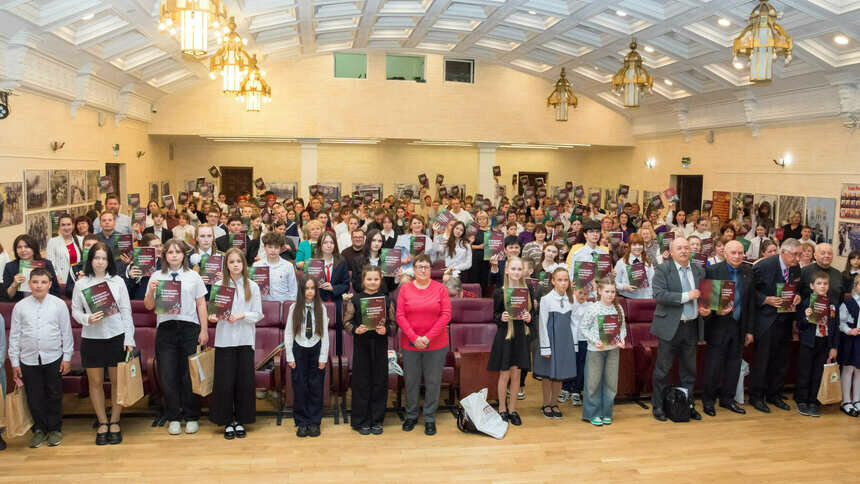 Брошюру «Ушедшим в разведку навечно. Памятники и люди» получили все участники Дня проекта