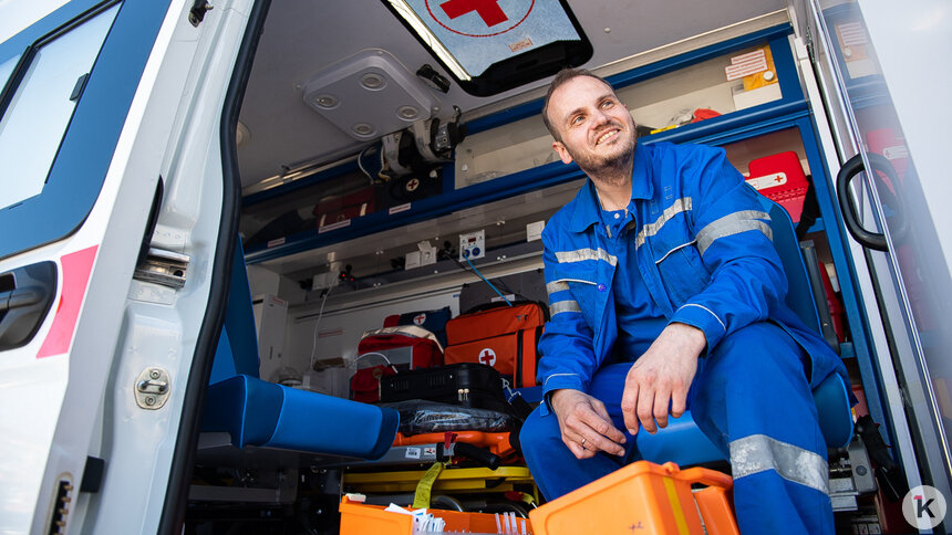 Сердце меж двумя ритмами: калининградский фельдшер — о странных вызовах, спасённых пациентах и рок-музыке (фото)    - Новости Калининграда | Фото: Александр Подгорчук / «Клопс»