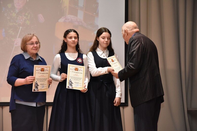 Вручение Благодарности от Представительства некоммерческого партнёрства «Союз ветеранов военной разведки» в г. Калининграде Православной гимназии г. Калининграда за лучшую работу конкурса