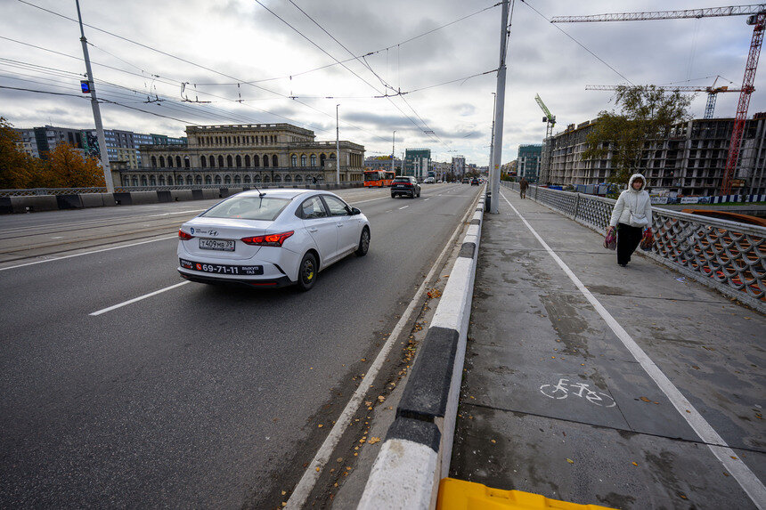 Мостовики будут устранять дефекты покрытия | Фото: Александр Мелехов