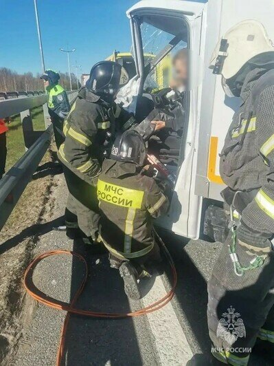 На Приморском кольце столкнулись два грузовика, одного из водителей зажало в кабине - Новости Калининграда | Фото: пресс-служба МЧС по Калининградской области
