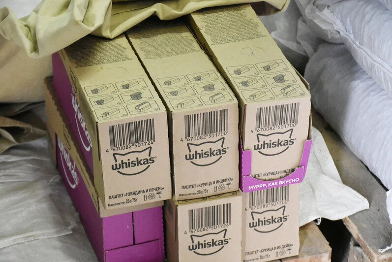 Весь корм - сухой и жидкий - закупают через процедуру торгов. Есть и своя ветеринарная операционная | Фото: Виктория Исаенко