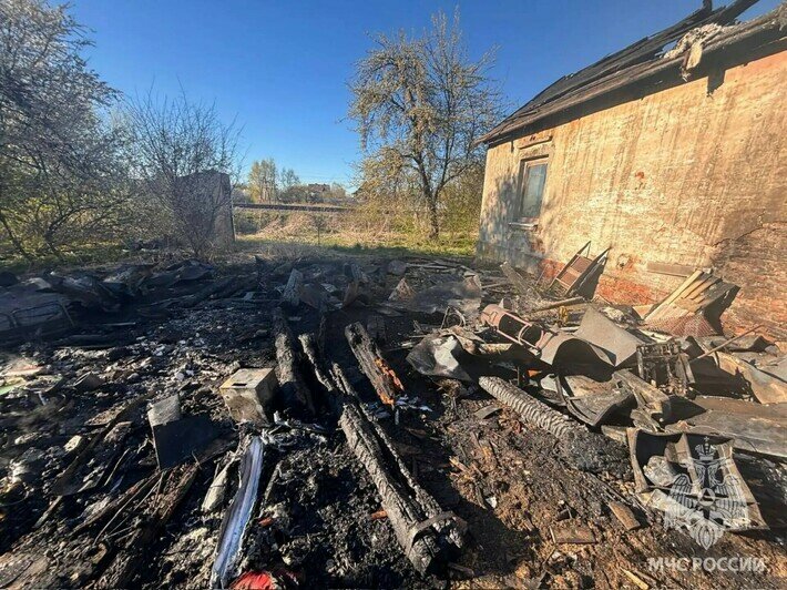 В Черняховске из-за короткого замыкания сгорели два сарая, огонь перекинулся на крышу соседнего дома - Новости Калининграда | Фото: пресс-служба МЧС по Калининградской области