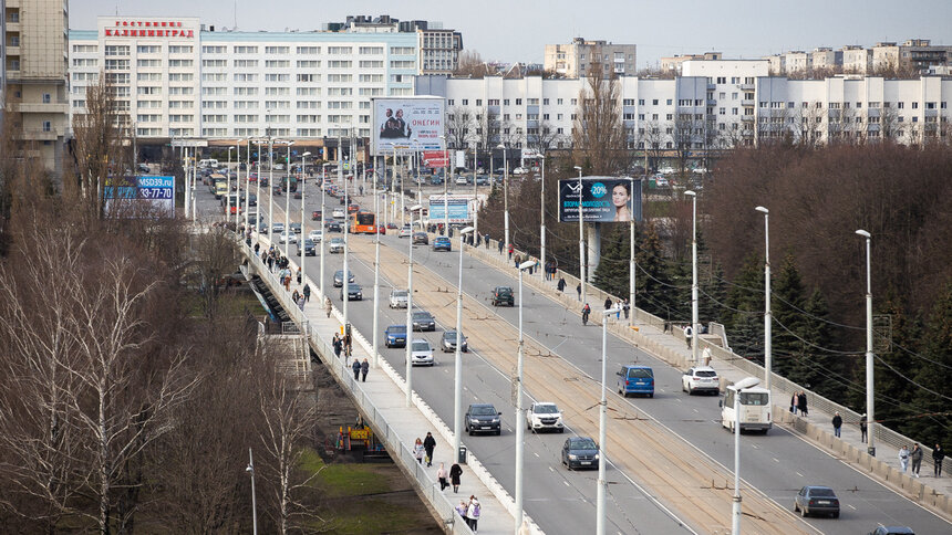 Гражданина, ты туда не ходи: с 24 апреля закроют тротуар эстакадного моста - Новости Калининграда | Фото: Александр Подгорчук / Архив «Клопс»