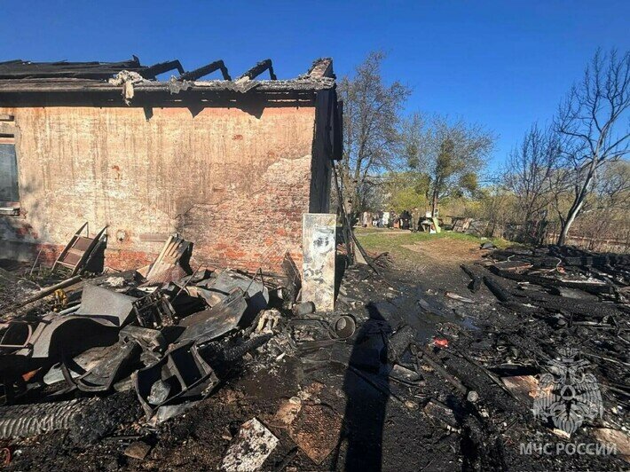 В Черняховске из-за короткого замыкания сгорели два сарая, огонь перекинулся на крышу соседнего дома - Новости Калининграда | Фото: пресс-служба МЧС по Калининградской области