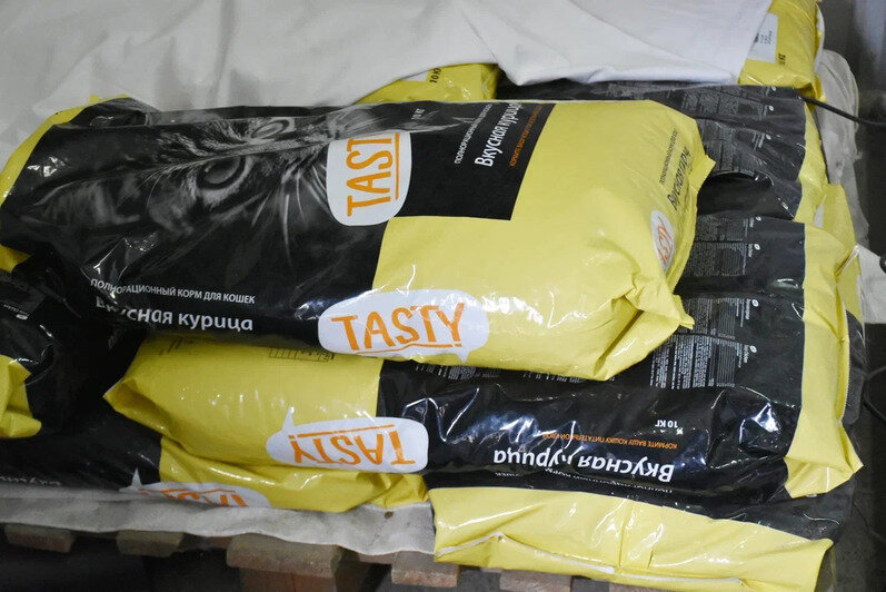 Весь корм - сухой и жидкий - закупают через процедуру торгов. Есть и своя ветеринарная операционная | Фото: Виктория Исаенко