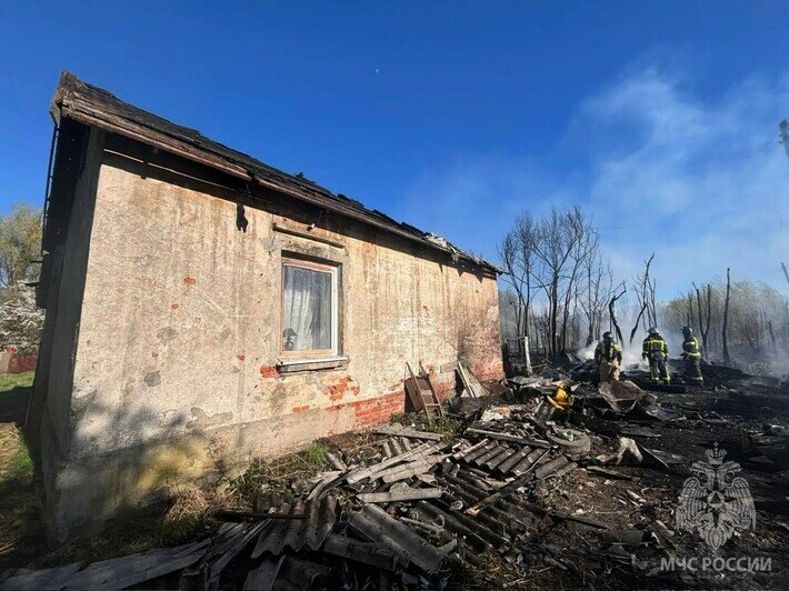 В Черняховске из-за короткого замыкания сгорели два сарая, огонь перекинулся на крышу соседнего дома - Новости Калининграда | Фото: пресс-служба МЧС по Калининградской области