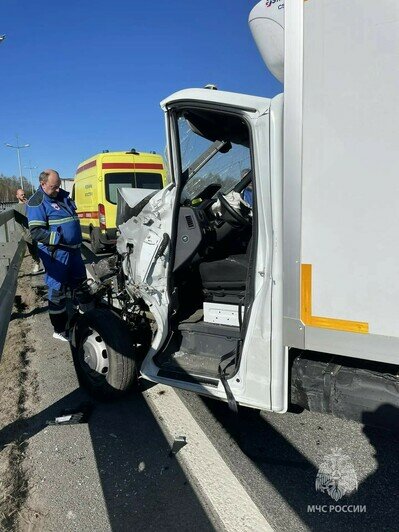 На Приморском кольце столкнулись два грузовика, одного из водителей зажало в кабине - Новости Калининграда | Фото: пресс-служба МЧС по Калининградской области
