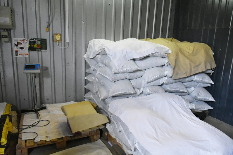 Весь корм - сухой и жидкий - закупают через процедуру торгов. Есть и своя ветеринарная операционная | Фото: Виктория Исаенко