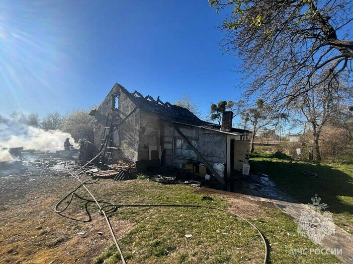 В Черняховске из-за короткого замыкания сгорели два сарая, огонь перекинулся на крышу соседнего дома - Новости Калининграда | Фото: пресс-служба МЧС по Калининградской области