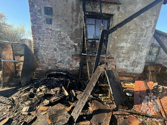 В Черняховске из-за короткого замыкания сгорели два сарая, огонь перекинулся на крышу соседнего дома - Новости Калининграда | Фото: пресс-служба МЧС по Калининградской области