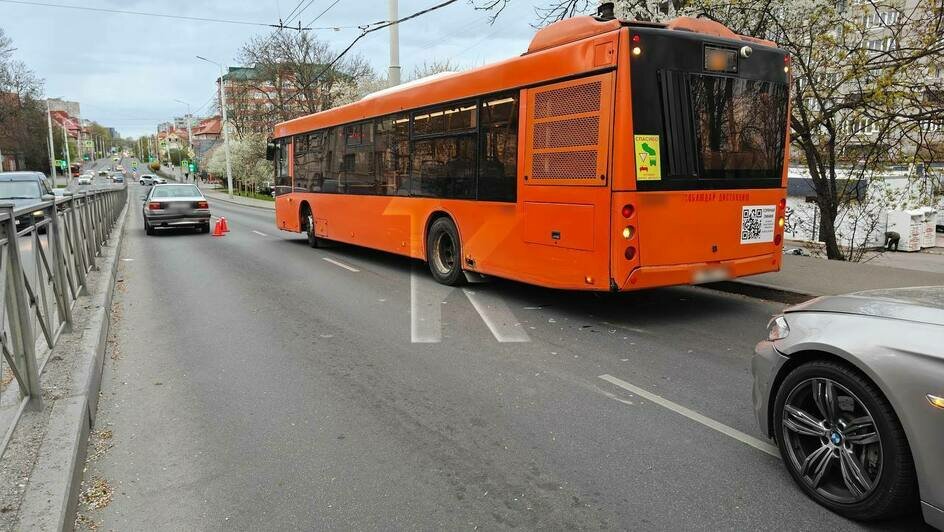 Горького перекрыли из-за двух аварий, машины пустили в объезд (фото) - Новости Калининграда | Фото: очевидец
