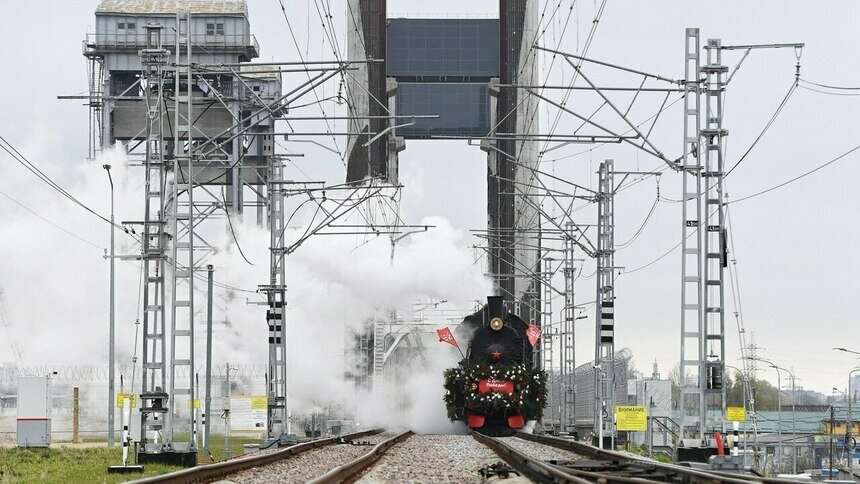 Фото дня: поезд Победы пустили по новому мосту в Калининграде - Новости Калининграда | Фото: Александр Подгорчук / «Клопс»