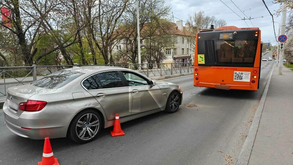 Горького перекрыли из-за двух аварий, машины пустили в объезд (фото) - Новости Калининграда | Фото: очевидец