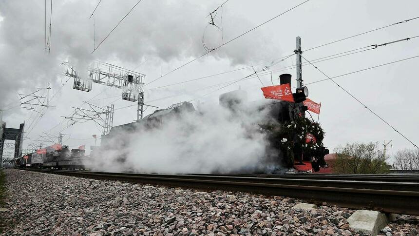 Фото дня: поезд Победы пустили по новому мосту в Калининграде - Новости Калининграда | Фото: Александр Подгорчук / «Клопс»