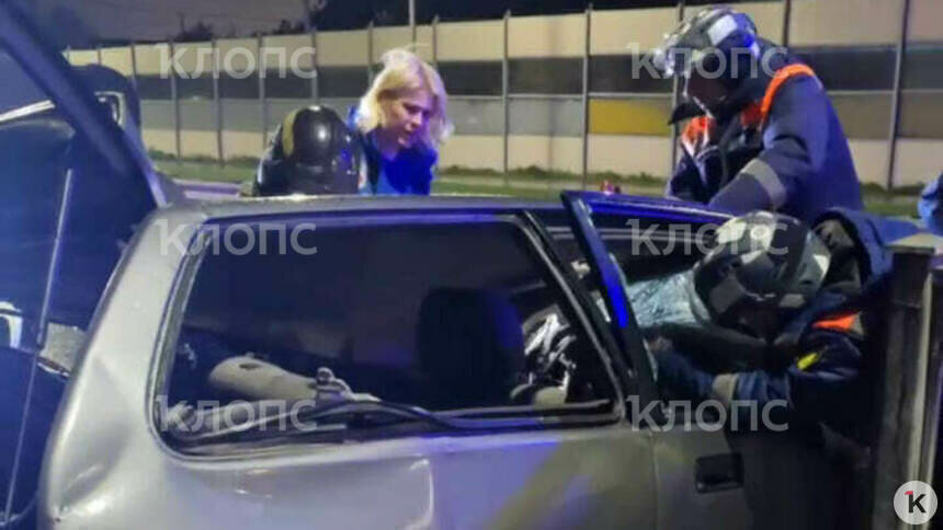 Пострадавшего водителя деблокируют из машины и оказывают первую помощь  | Фото: скриншот видеозаписи 