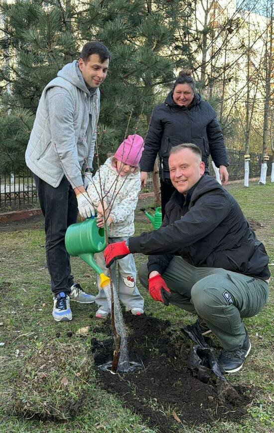 Активные участники субботника – Матвей Иванов, Александр Филонов с дочкой Алисой и заведующая детским садом № 56 Татьяна Богачёва | Фото предоставлено организацией «Мужское плечо»