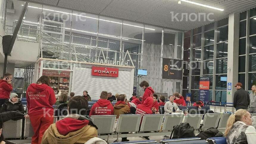 «Авиакомпания не предоставила гостиницу или помещение для отдыха» : школьники из Москвы застряли в аэропорту Калининграда - Новости Калининграда | Фото очевидцев