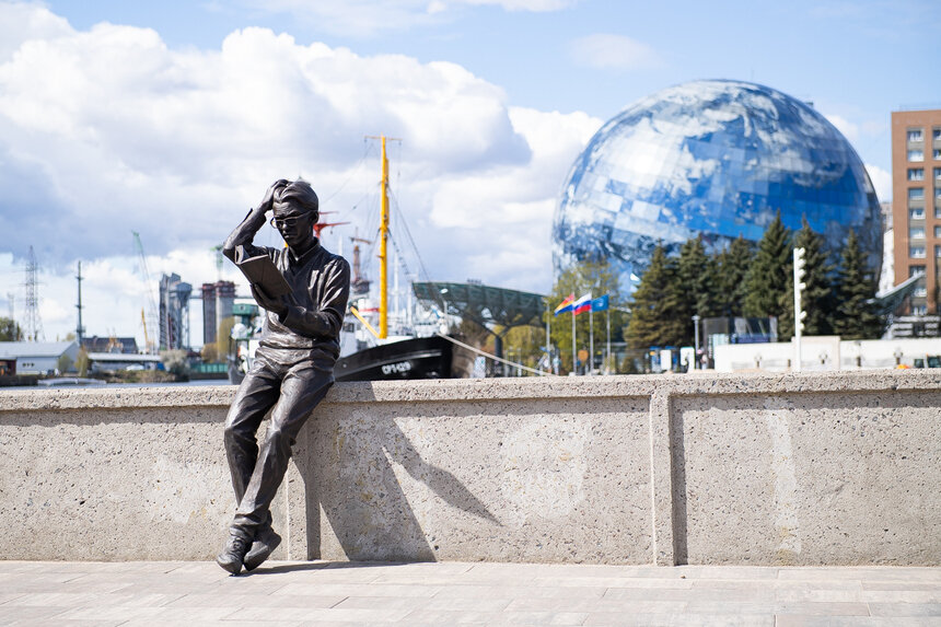 На острове Канта в Калининграде - скульптура студента с томиком философа | Фото: Александр Подгорчук 