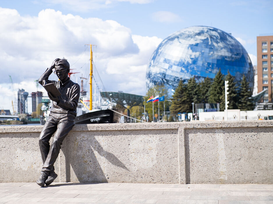 На острове Канта в Калининграде - скульптура студента с томиком философа