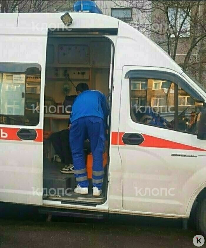 Мальчика на скорой увозят из школы в больницу | Фото предоставила Татьяна 