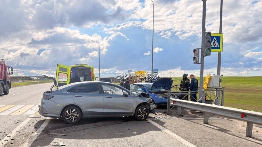 Под Гвардейском легковушка на скорости врезалась в стоящий на светофоре автомобиль   - Новости Калининграда | Фото: Госавтоинспекция Калининградской области
