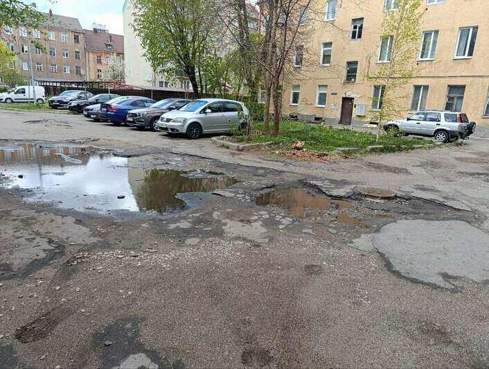 Жители нескольких домов по улице Фрунзе и Гражданской пожаловались на разбитые дворы и дороги | Фото: «Клопс»