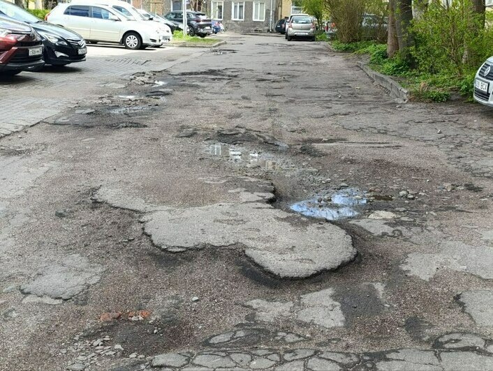 Жители нескольких домов по улице Фрунзе и Гражданской пожаловались на разбитые дворы и дороги | Фото: «Клопс»
