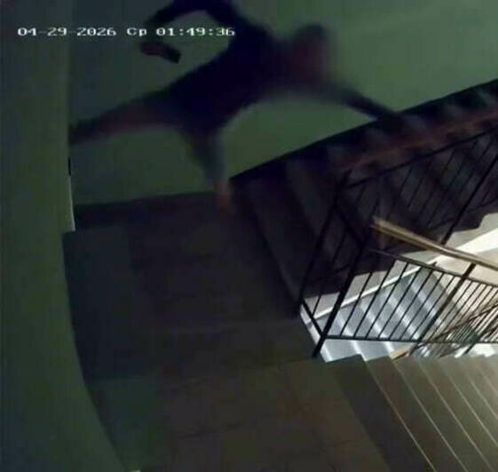 Мужчина с криками носился по подъезду и ногой разбил стеклянную дверь  | Скриншоты видеозаписей 