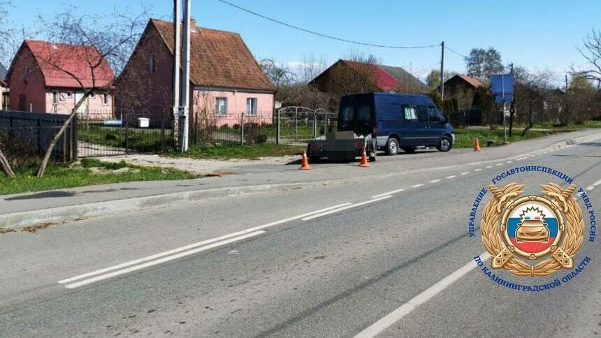 Под Калининградом микроавтобус с прицепом сбил на тротуаре пенсионерку - Новости Калининграда | Фото: Госавтоинспекция Калининградской области