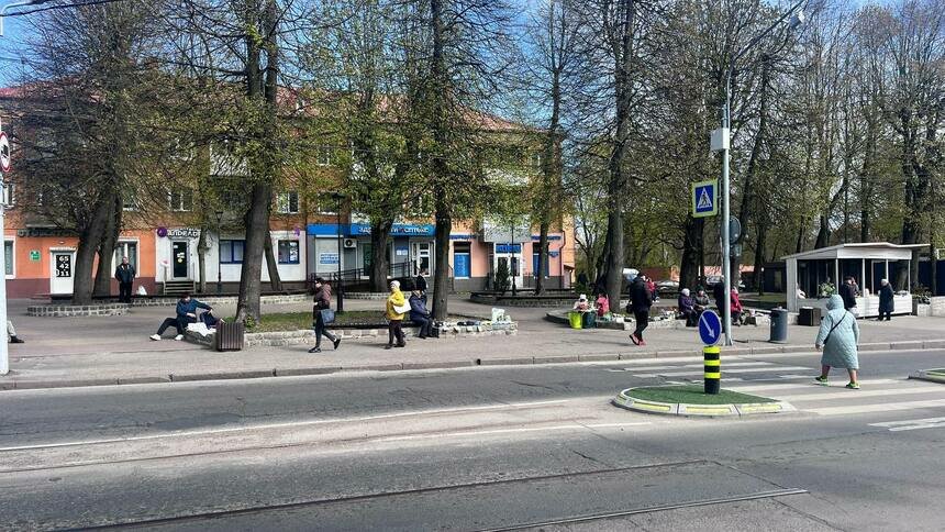 В Калининграде к обновлённому скверу возле «Киноленда» вернулись бабушки, торгующие с лавочек всякой всячиной - Новости Калининграда | Фото: «Клопс»